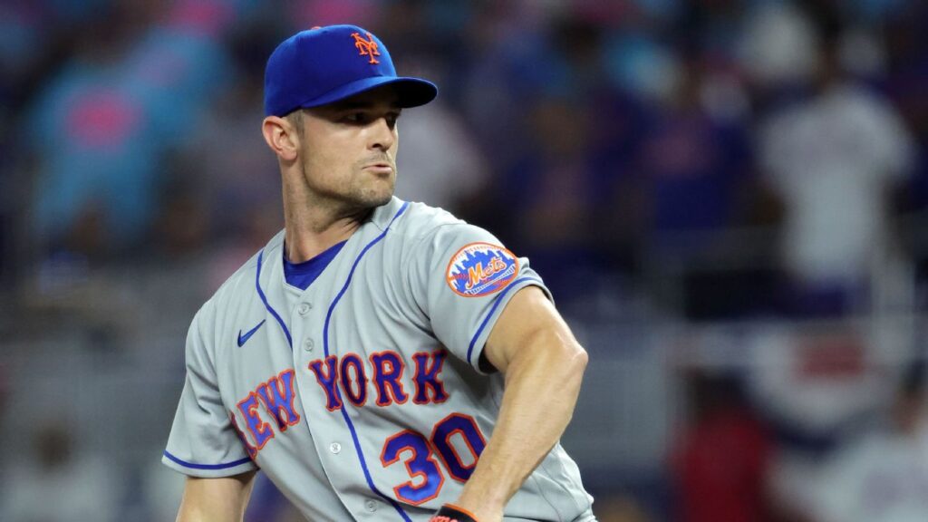 Rangers sign 38-year-old closer David Robertson to a one-year deal.